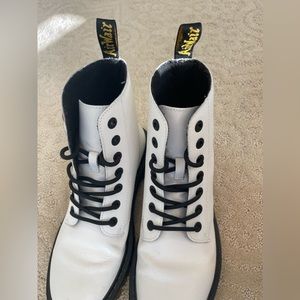 White lace-up Dr. Martens!!